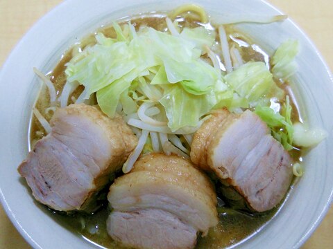 【家二郎】豚乗せ豚骨醤油ラーメン